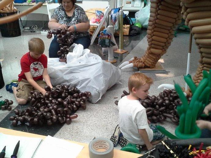 Join us today and tomorrow and help construct the giant balloon dinosaur at the Elastic Park ...